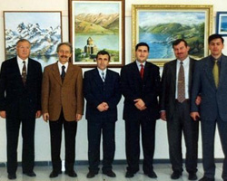 Dönemin Fatih Üniversitesi Rektörü Prof. Ergün Yener ve Öğretim Üyeleri Salih Cengiz'in resim sergisini ziyaret ettiler.