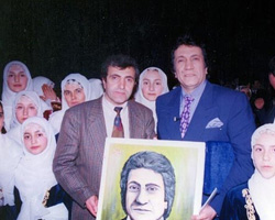 Salih Cengiz, İzzet Altınmeşe'ye portresini armağan ediyor.