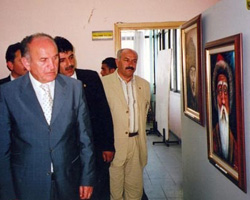 İBB Başkanı Kadir Topbaş resimleri incelerken.