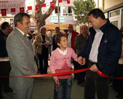 Yalova Belediye Başkanı Barbaros H. Binicioğlu sergi açılışını yapıyor.