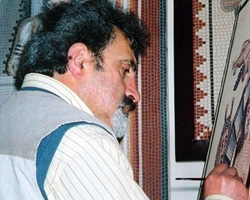 Sanatçı, Tuvaldeki Mozaikler serisi üzerinde çalışırken.