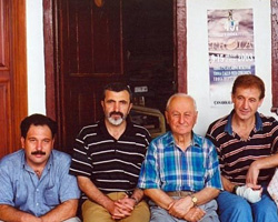 Salih Cengiz Çanakkale Yalı Hanı'ndaki sanatçı dostlarıyla.