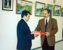 Dönemin Fatih Üniversitesi rektörü Prof. Ergün Yener, Salih Cengiz'i kutluyor.