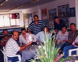 Hürriyetgücü Spor Kulübü'nde Salih Cengiz sanatsever dostları ile sohbet ederken.