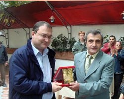 Yalova Belediye Başkanı Barbaros H. Binicioğlu, Ressam Salih Cengiz'i başarı plaketiyle ödüllendirdi.