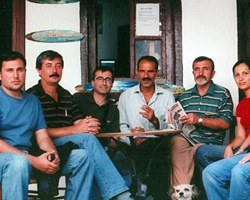Salih Cengiz Çanakkale Yalı Hanı'ndaki atölyesinin önünde dostlarıyla.