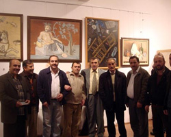 Salih Cengiz, Yalova GSM'deki sergisini ziyaret eden dostlarıyla.